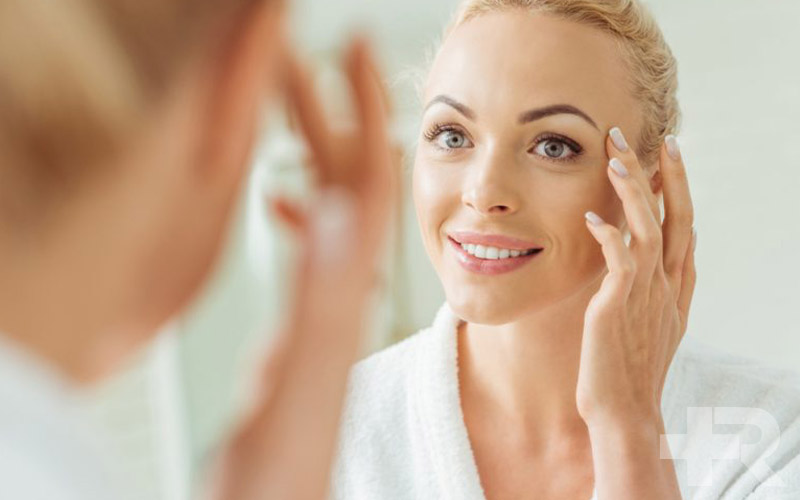 گلاب دارای خواص زیادی برای پوست صورت است و در زنان و مردان استفاده می‌شود.