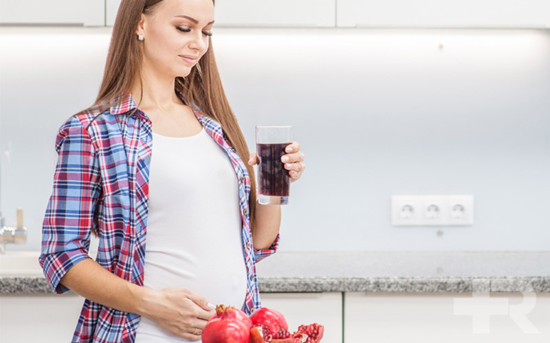 یکی از خواص آب انار برای خانم‌ها در بارداری است.