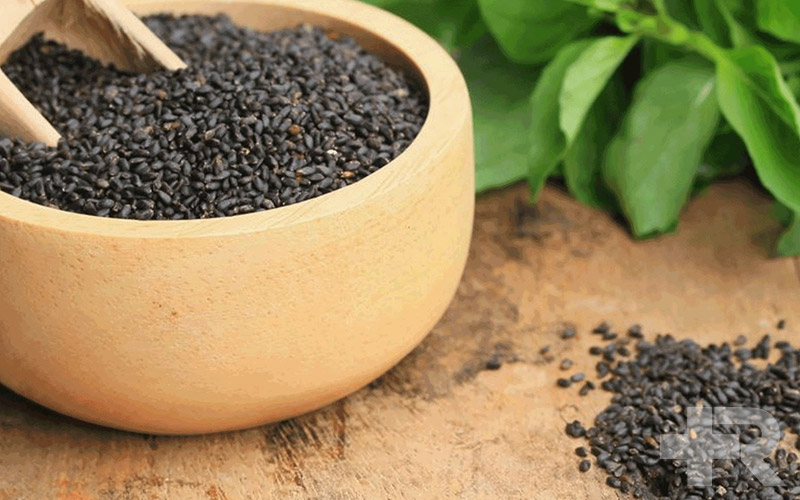 یکی از خواص مهم تخم ریحان، کاهش کلسترول و کمک به سلامت گوارش است.