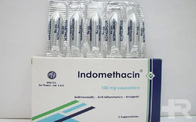 شیاف ایندومتاسین دارای عوارض محدودی و خفیفی است که بیشتر در افراد مستعد یا دارای حساسیت دیده می‌شود.