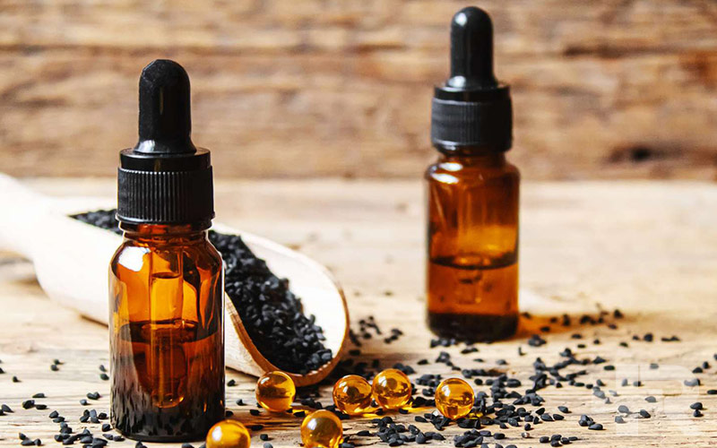 یکی از فواید مالیدن روغن سیاه دانه به شکم، افزایش رطوبت و شادابی پوست است.